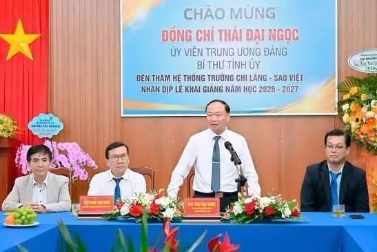 Bí thư Tỉnh ủy Thái Đại Ngọc thăm các trường học ở phía Tây Gia Lai