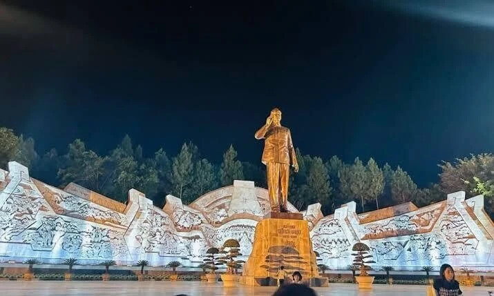 Tượng đài Bác Hồ với các dân tộc Tây Nguyên - điểm nhấn của quảng trường